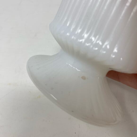 Milk glass vase oval pedestal EO Brody vintage Made in USA 5” - Picture 4 of 8